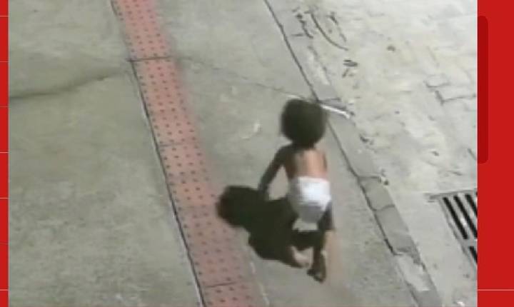 'Achei que era um cachorro', diz motoboy que salvou bebê encontrada engatinhando sozinha durante a madrugada no ES