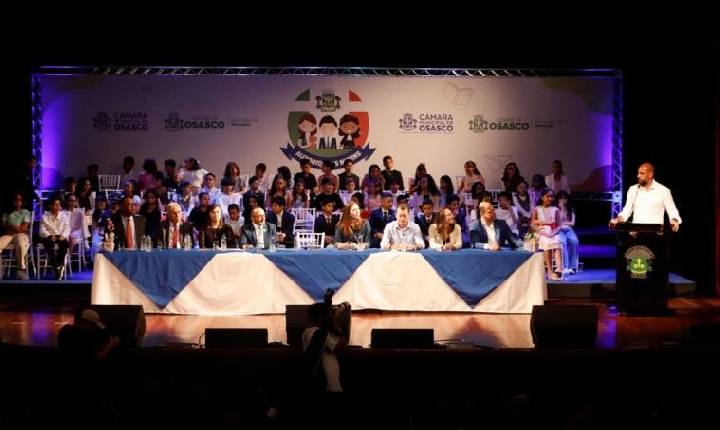 Autoridades Mirins 2026 tomam posse no Teatro Municipal de Osasco