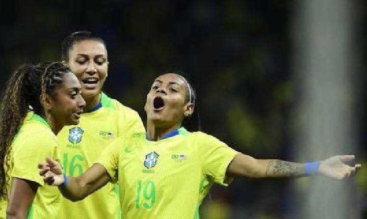 Brasil faz dois gols em três minutos, segura pressão e vence amistoso contra EUA
