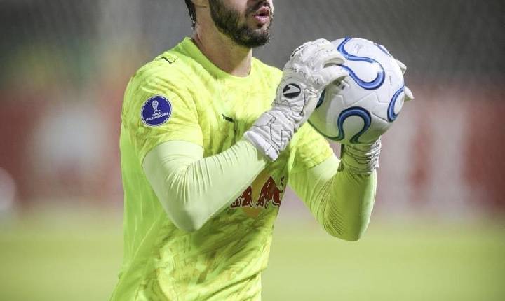Cleiton lamenta chances desperdiçadas pelo Bragantino em derrota para o River Plate
