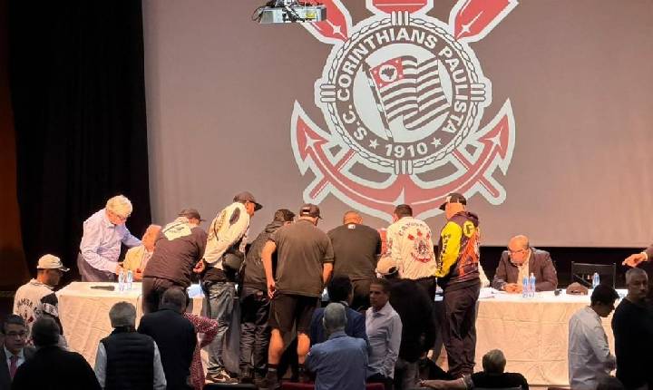 Conselho do Corinthians rejeita texto-base de reforma do estatuto, mas aprova voto de Fiel Torcedor