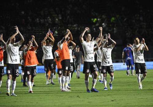 Corinthians brinca com fogo por três minutos, mas ganha alívio no Brasileirão