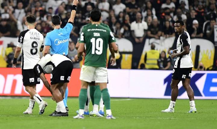 Corinthians x Palmeiras: André é expulso por gesto obsceno ainda no primeiro tempo