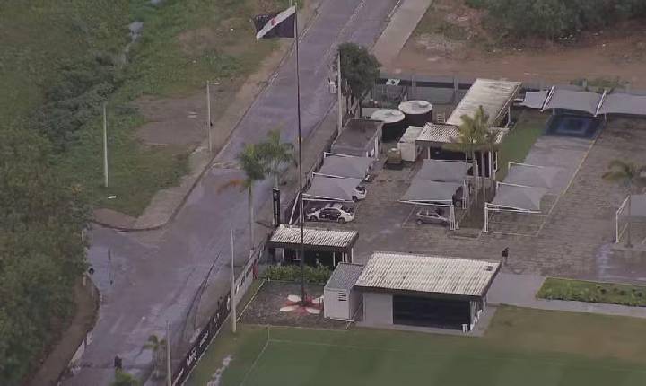 David Corrêa, jogador do Vasco, é alvo de buscas por tráfico de armas e drogas