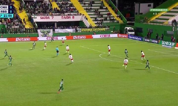 De virada, Bragantino vence Chapecoense e sobe na tabela do Brasileirão