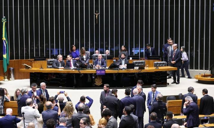Deputados têm R$ 165,8 mil mensais para pagar funcionários; saiba o que é a verba de gabinete