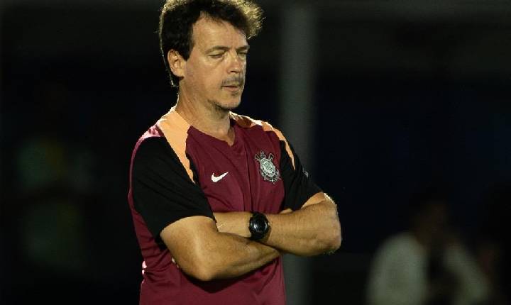 Diniz detona arbitragem após primeira derrota pelo Corinthians: 