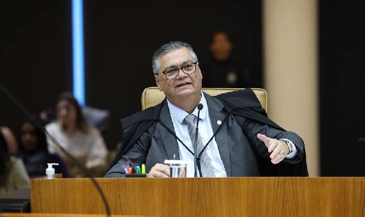 Dino relata hostilidade de funcionária de companhia aérea que disse ter vontade de matá-lo