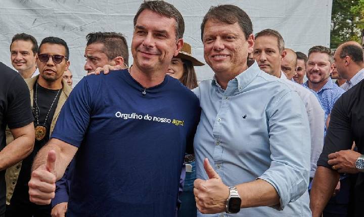 Em primeira agenda conjunta com Tarcísio, Flávio Bolsonaro critica atuação de Lula no agro
