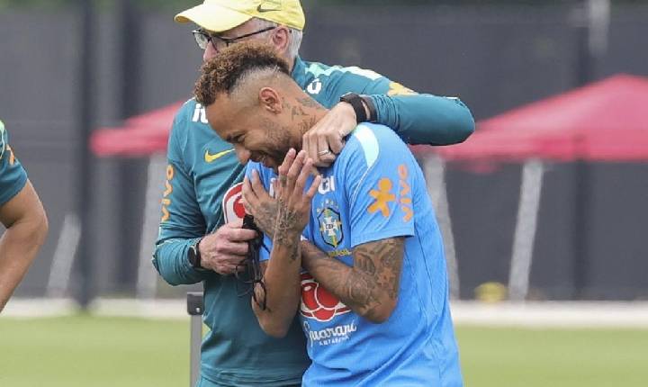 Em rara condição de reserva, Neymar ganha elogios por postura e fortalece relação com Ancelotti