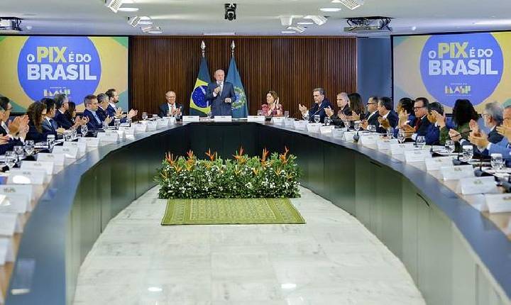 Em reunião ministerial, Lula defende soberania do Brasil e sequência de diálogo com os EUA