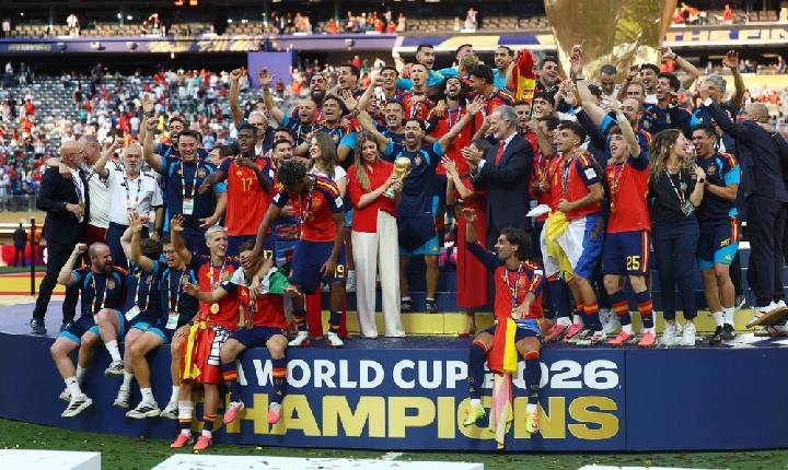 Entenda por que jogadores da Espanha usaram bandeiras diferentes no pódio da Copa