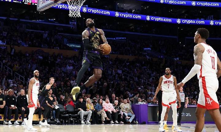 Enterrada de costas de LeBron viraliza e embala Lakers para abrir 2 a 0 nos playoffs