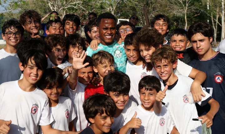 Escalação do Palmeiras: time fecha preparação para estreia, e Arias faz fotos com crianças em colégio