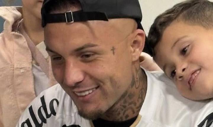 Everton Cebolinha é recebido por Alexandre Mattos no aeroporto e veste a camisa do Santos