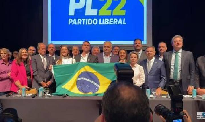 Flávio Bolsonaro anuncia deputado Alfredo Gaspar como vice na chapa dele à Presidência