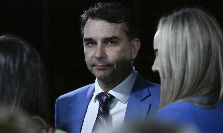 Flávio Bolsonaro perde apoio entre evangélicos, mulheres, jovens e no Sudeste, mostra Quaest