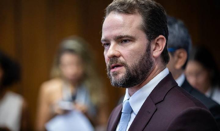 Governo vai liberar uso de FGTS em programa para brasileiros endividados, diz Durigan