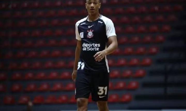 Joia do futsal do Corinthians treina em campo a pedido de Diniz