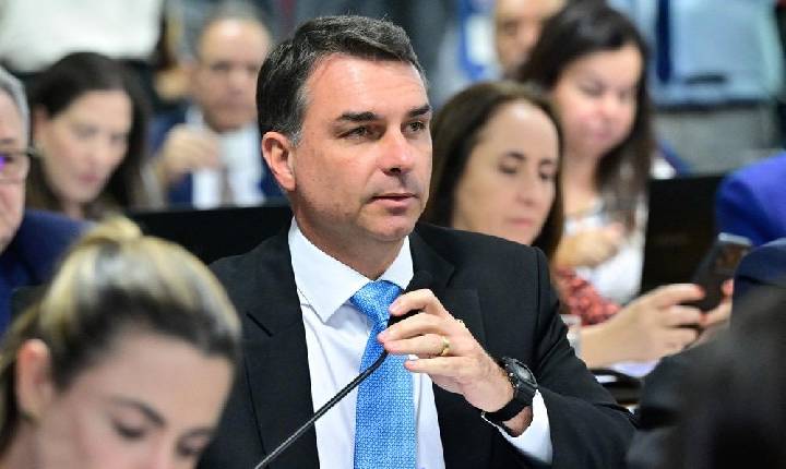 Kassio Nunes Marques determina suspensão de pesquisa que apontou queda de Flávio Bolsonaro