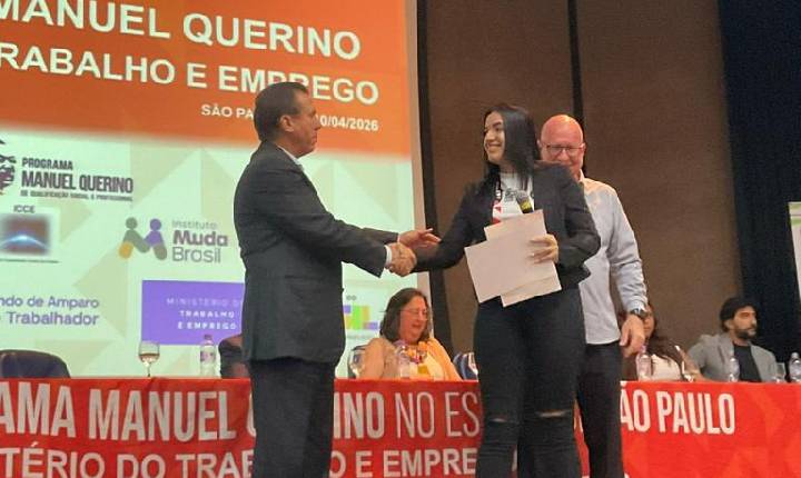 Luiz Marinho diploma alunos formandos da Escola do Trabalhador 4.0 em SP