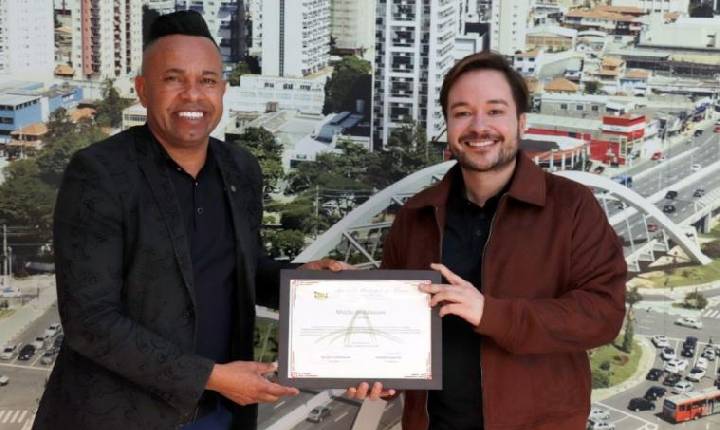 Médico do Jardim D'ávila e guardas civis municipais recebem moções em plenário