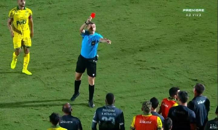 Mirassol x Bahia: árbitro demora 35 minutos para deixar gramado e sai escoltado por 13 policiais