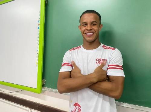Na escola com Pedrinho: como a joia do Corinthians se divide entre os estudos e o futebol