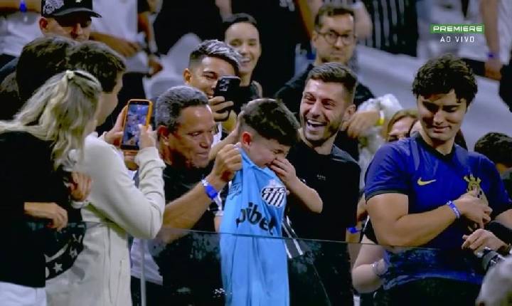 Neymar dá camisa a torcedor do Corinthians, mas garoto deixa estádio sob escolta policial