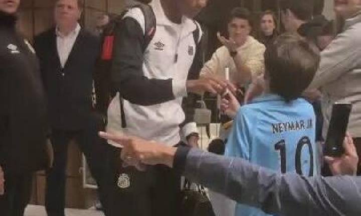Neymar é recebido por torcedores do Santos em Curitiba com festa e pedidos por vaga na Seleção