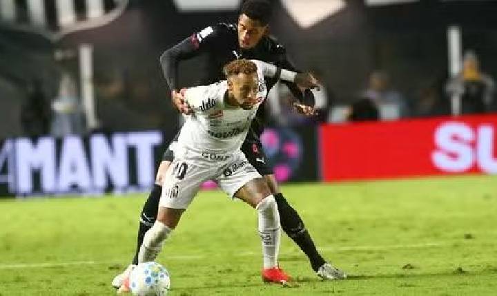 Neymar marca, ganha beijo da mãe, e Santos vence o Bragantino na Vila Belmiro