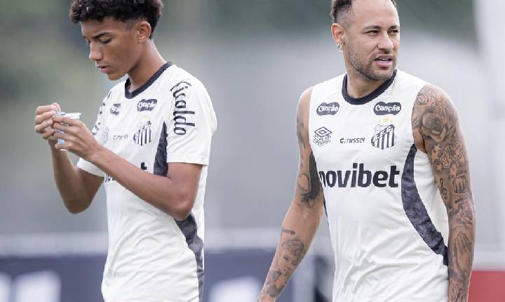 Neymar se desentende com Robinho Jr. e dá rasteira em garoto durante treino do Santos no CT