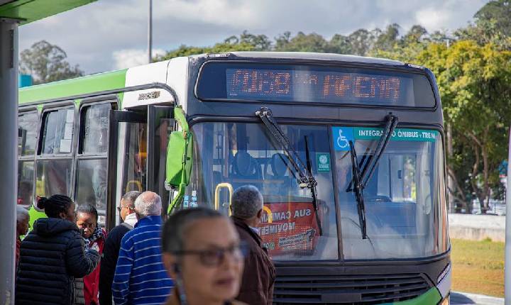 Nove linhas de ônibus reforçam o transporte público na Rua Campos Sales, em Barueri