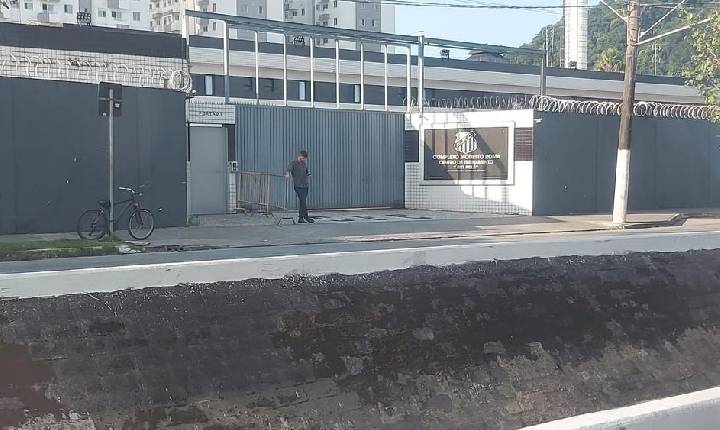 Organizada do Santos se reúne com Cuca, Neymar e restante do elenco no CT