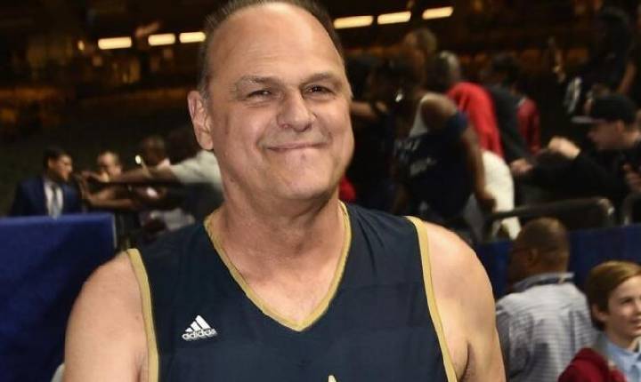 Oscar Schmidt e associação de futebol amador recebem homenagens