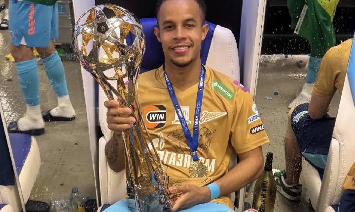 Pedrinho celebra título russo com o Zenit após participação em lance decisivo: 