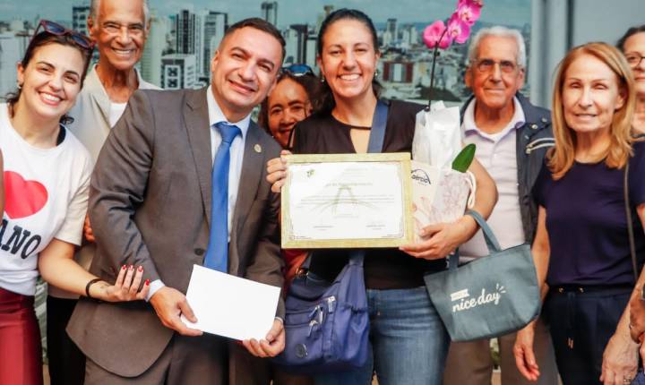 Professora de dança recebe moção por oficina para terceira idade