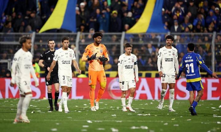 Rosario Central acusa torcida do Corinthians de ato racista e rebate denúncia de Hugo Souza