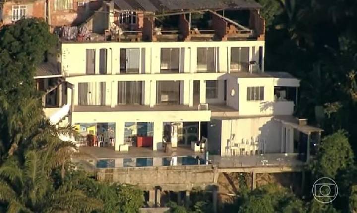 Suíte presidencial, passagem secreta e fuga antes da polícia: imagens exclusivas mostram esconderijo de traficante no Vidigal