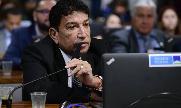 Técnica de enfermagem diz ter sido agredida por Magno Malta durante exame; senador nega agressão