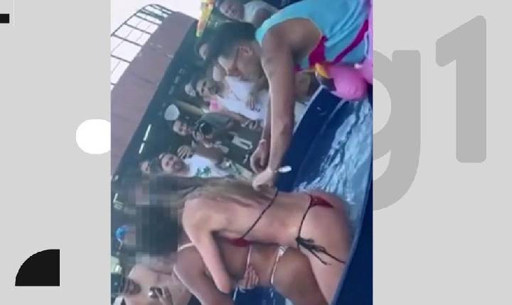 Tirullipa é condenado a pagar R$ 30 mil a duas paraibanas por puxar biquíni e tocar nos seios durante a Farofa da Gkay