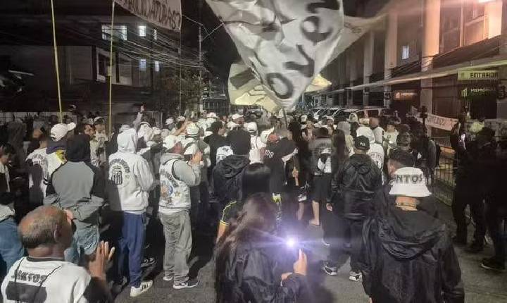 Torcedores do Santos fazem novo protesto na Vila Belmiro contra Conselho e Marcelo Teixeira