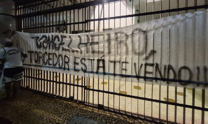 Torcida do Santos protesta contra conselheiros e diretoria na Vila Belmiro: 