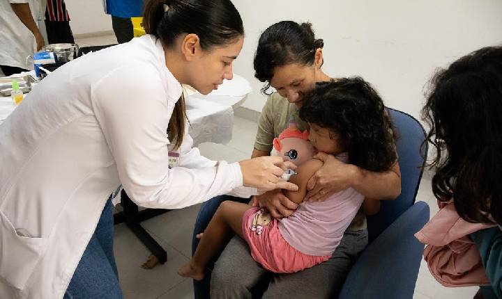 Vacinação nas escolas acontece neste sábado (4) para atualizar cadernetas de alunos e população