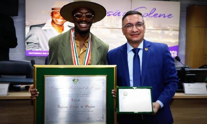 Vencedor do Grammy Latino, Jota.pê recebe tripla honraria da Câmara Municipal
