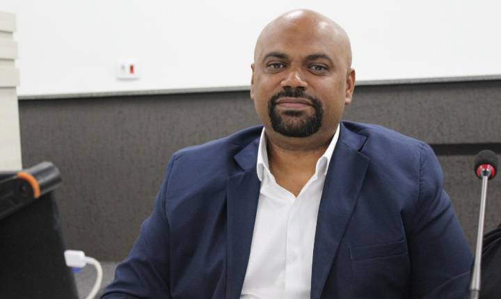 VEREADOR ARLEN SANTOS PEDE A REVITALIZAÇÃO DE PRAÇA DO JARDIM MARIA BEATRIZ, EM CARAPICUÍBA