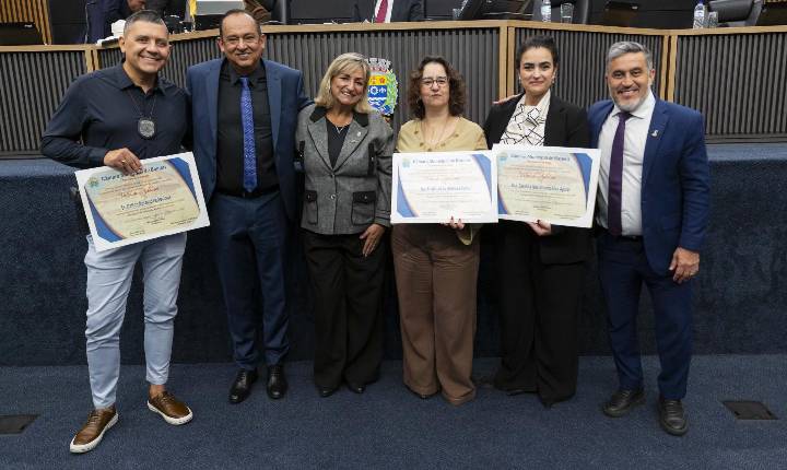 Vereadores prestam homenagem a equipe da Delegacia da Mulher