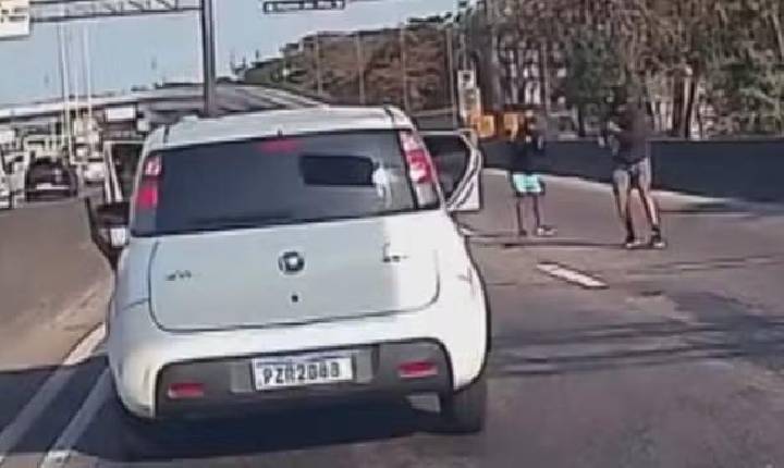 Vídeo mostra criminosos armados rendendo motorista e roubando carro durante arrastão na Avenida Brasil