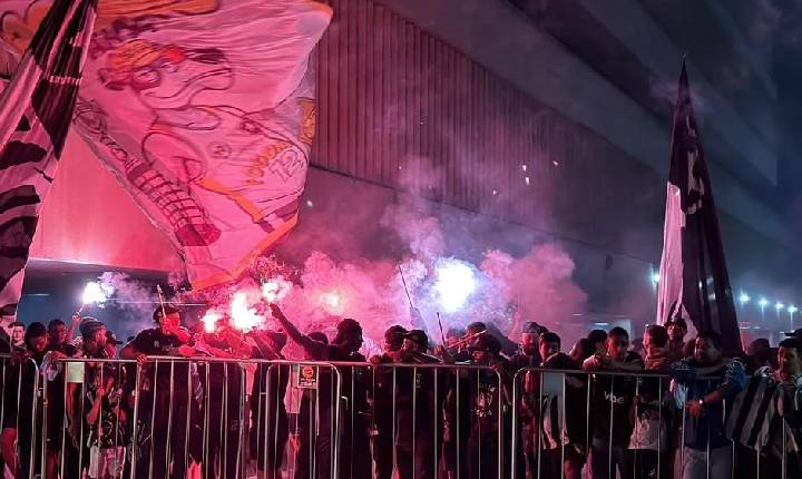 Ziyech chega ao Rio e é recebido por torcedores do Botafogo: 
