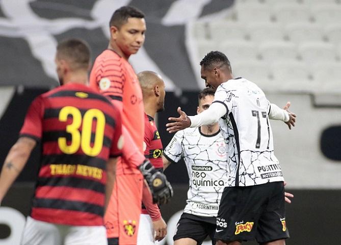 Jô marca após polêmica em vitória do Corinthians sobre o Sport em casa
